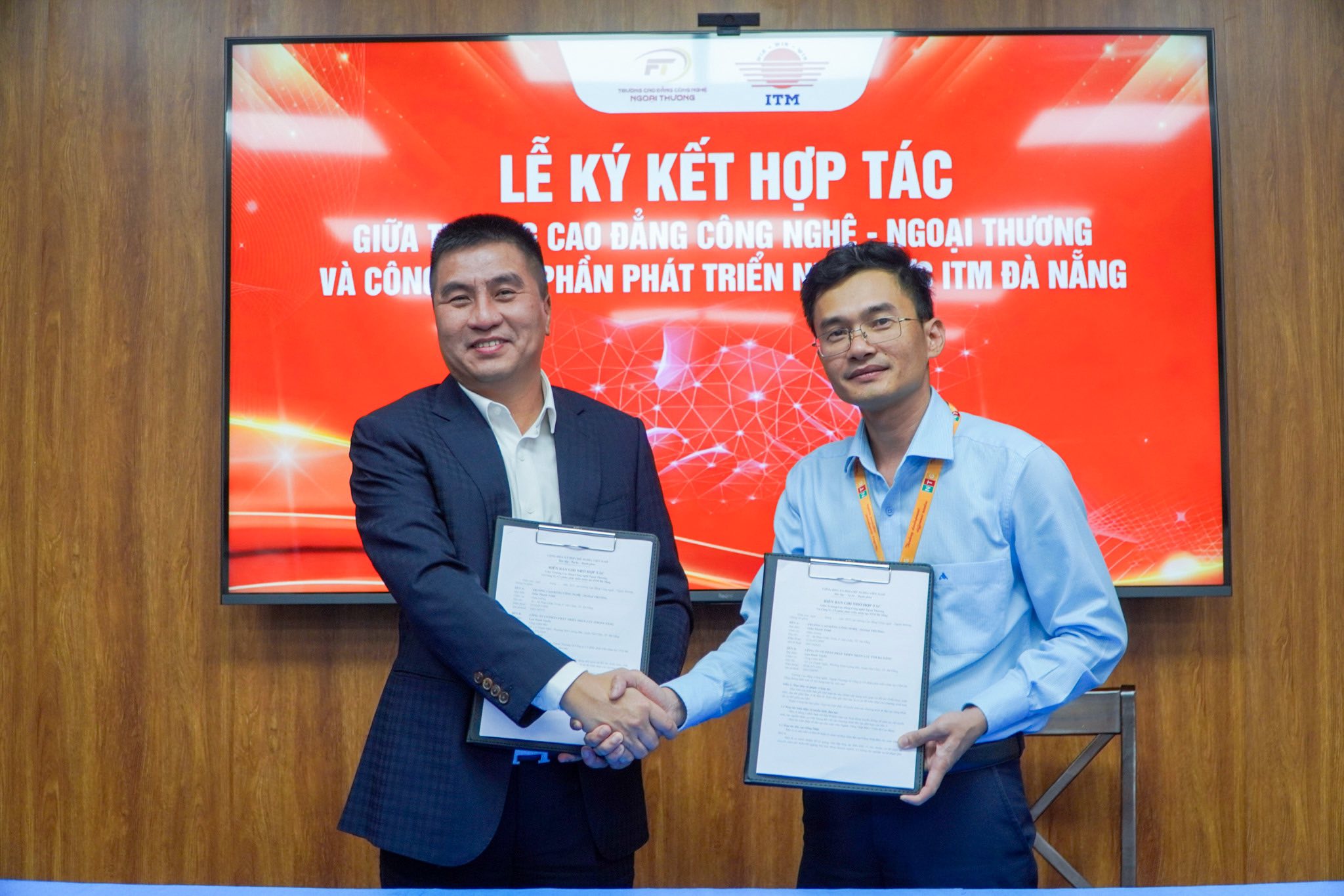 Có thể là hình ảnh về 2 người và văn bản cho biết 'ROONTHUIH4 ITM LỄ KÝ KẾT HỢP TÁC GIƯA CAO ĐẮNG CÔNG NGHÊ- NGOẠI NGOẠTHƯƠNG THƯƠNG VÀ VÁCONEPHÁNPHÁTTRIÉNY CÔNI HẦN PHÁT TRIỂN ITM ĐÀ NĂNG'