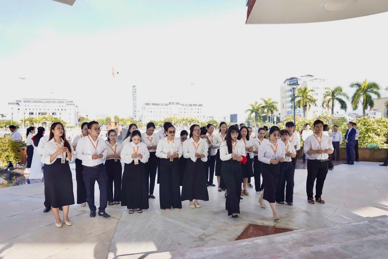 Dâng hương các anh hùng liệt sĩ