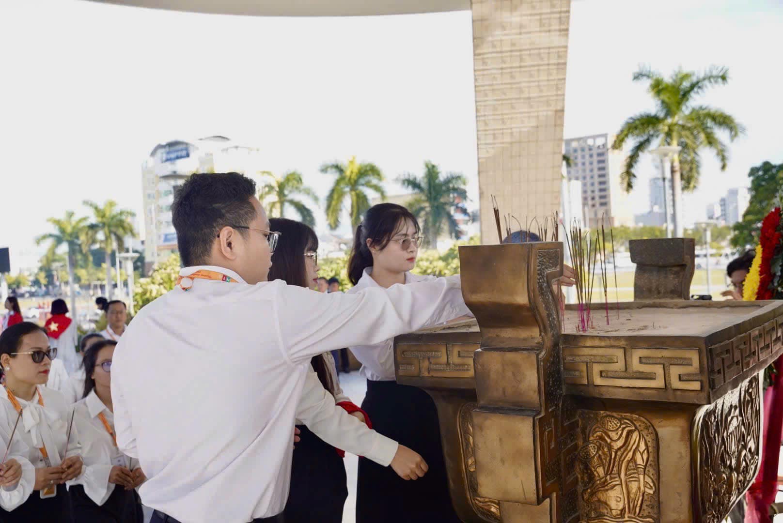 Dâng hương tưởng nhớ các anh hùng l