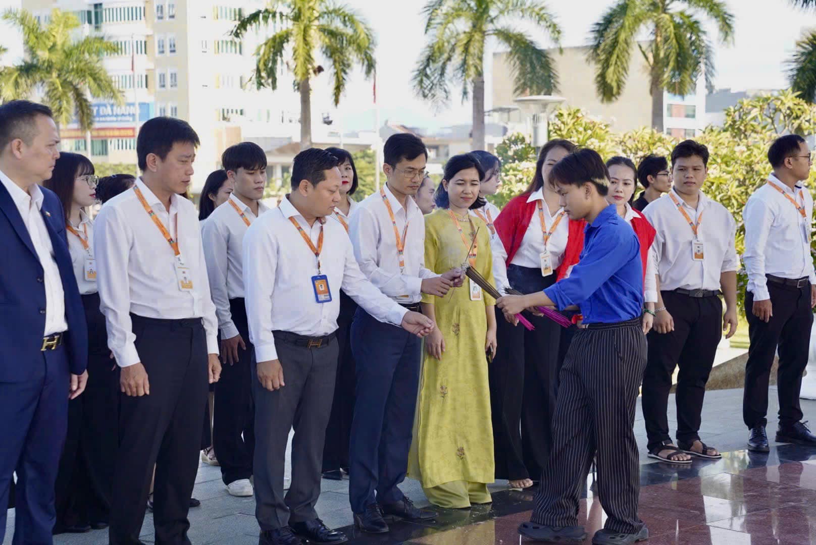 Dâng hương các anh hùng liệt sĩ