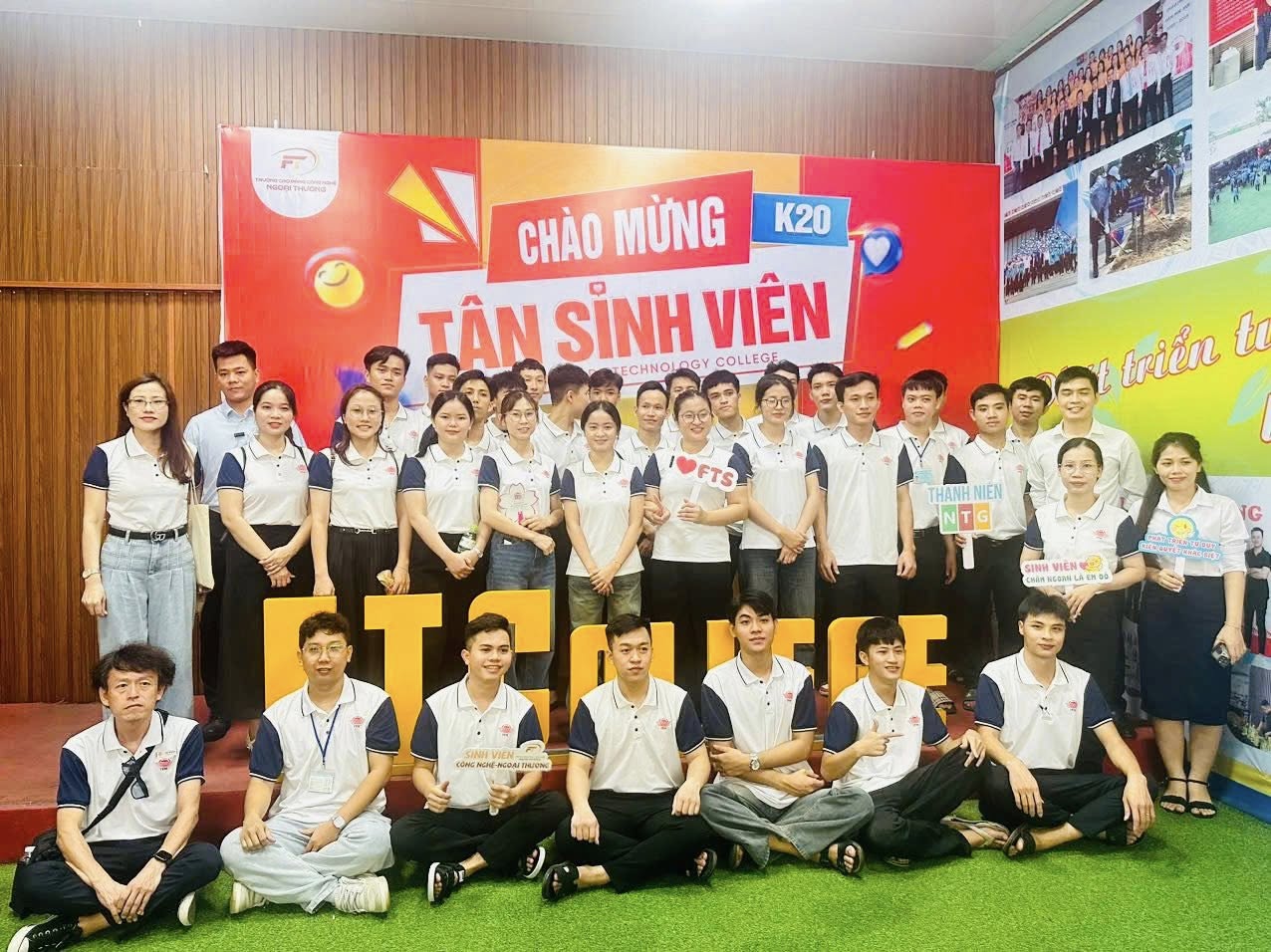Có thể là hình ảnh về 5 người và văn bản cho biết 'K20 CHẢO MỪNG TÂN SINH GY COLLEGE VIÊN FTS triển t THANHNIEN NIEN NTG T G VIỆN ImSG S 90 o M ਬ'